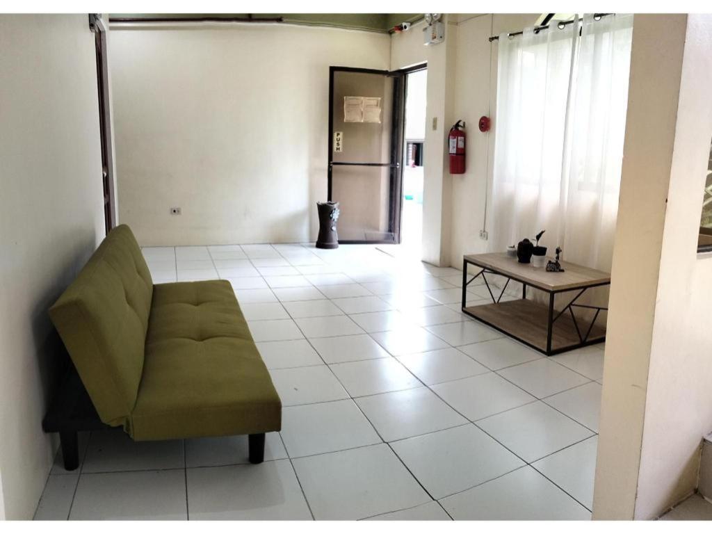 Oyo 800 Ddd Habitat Dormtel Bacolod Hotel Eksteriør billede